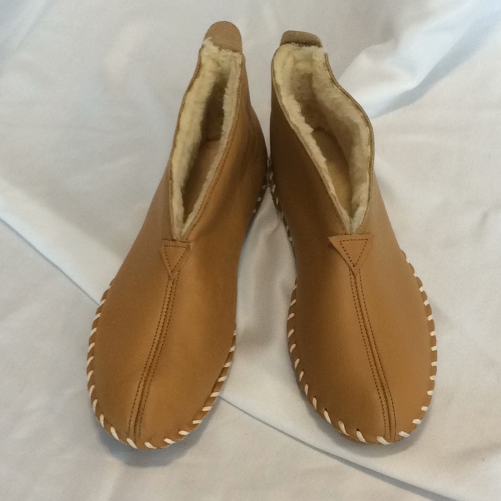 Genuine Leather Men’s size 10 Slippers. Like New!